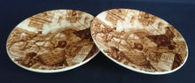 Lade das Bild in den Galerie-Viewer, Zweier-Set Kaffeeuntertassen aus Porzellan mit Stadtleben-Gemälde, Aufschrift und dekorativem Motiv in Weiß und Braun