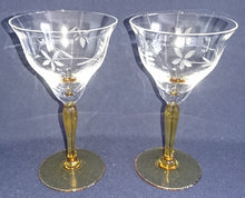 Lade das Bild in den Galerie-Viewer, WEIßWEIN~ GETRÄNKEGLAS - Hartglas, Geschliffen Flora Abstrakt Blumenblüten Pflanzen Motiv Dekor