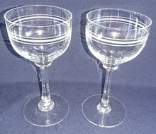 Lade das Bild in den Galerie-Viewer, 2er Set WEIßWEIN~ GETRÄNKEGLÄSER - Hartglas, Geschliffen Mattiert Waagerecht Linien Streifen Motiv Dekor