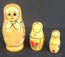 Lade das Bild in den Galerie-Viewer, 3er MATROSCHKA / MATRJOSCKA / BABUSCHKA - Holz, Klassisches Frau Mädchen Motiv Dekor
