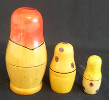 Lade das Bild in den Galerie-Viewer, 3er MATROSCHKA / MATRJOSCKA / BABUSCHKA - Holz, Klassisches Frau Mädchen Motiv Dekor