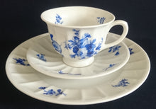 Lade das Bild in den Galerie-Viewer, TEETASSE - Porzellan, Flora Rosenblumen Blüten Blatt Blätter Linien Relief Motiv Dekor