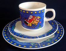 Lade das Bild in den Galerie-Viewer, 2er Set 3er KAFFEEGEDECKE - Porzellan, Schlitten Rentier Weihnachtsmann Sterne Tannenbaum Bäume Mond Dorf Wald Motiv Dekor