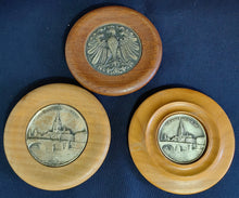 Lade das Bild in den Galerie-Viewer, KLEINES SAMMELTELLERCHEN / UNTERSETZER (A) - Holz & Metall, Stadt Frankfurt am Main Römer Dom Brücke Fluß Motiv Dekor