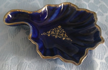 Lade das Bild in den Galerie-Viewer, 6er Set ABLAGEN BEILAGENSCHÄLCHEN - Porzellan, Blattform Goldrand Wappen Motiv Dekor