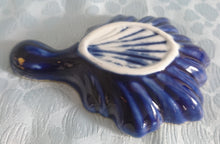 Lade das Bild in den Galerie-Viewer, 6er Set ABLAGEN BEILAGENSCHÄLCHEN - Porzellan, Blattform Goldrand Wappen Motiv Dekor