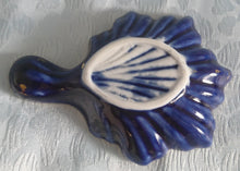 Lade das Bild in den Galerie-Viewer, 2er Set ABLAGEN BEILAGENSCHÄLCHEN - Porzellan, Blattform Goldrand Wappen Motiv Dekor