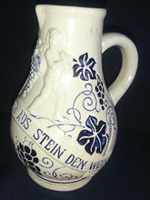 Lade das Bild in den Galerie-Viewer, APFELWEIN~ GETRÄNKEKRUG - Keramik / Steingut, Flora Weintrauben Rebstock Blatt Blätter Spruch Aufschrift Motiv Dekor