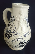 Lade das Bild in den Galerie-Viewer, APFELWEIN~ GETRÄNKEKRUG - Keramik / Steingut, Flora Weintrauben Rebstock Blatt Blätter Spruch Aufschrift Motiv Dekor
