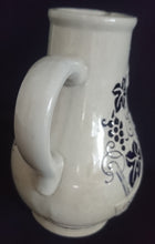 Lade das Bild in den Galerie-Viewer, APFELWEIN~ GETRÄNKEKRUG - Keramik / Steingut, Flora Weintrauben Rebstock Blatt Blätter Spruch Aufschrift Motiv Dekor