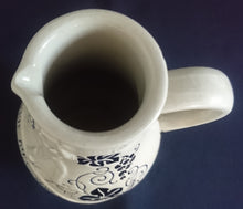 Lade das Bild in den Galerie-Viewer, APFELWEIN~ GETRÄNKEKRUG - Keramik / Steingut, Flora Weintrauben Rebstock Blatt Blätter Spruch Aufschrift Motiv Dekor