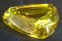 Lade das Bild in den Galerie-Viewer, KLEINER ASCHENBECHER - Hartglas, Gelber Geometrische Dreieckige Abgerundete Form Dekor