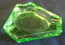 Lade das Bild in den Galerie-Viewer, 2er Set KLEINE ASCHENBECHER - Hartglas, Klarer & Grüner Geometrische Dreieckige Kantige Form Dekor