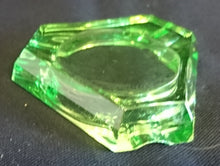 Lade das Bild in den Galerie-Viewer, KLEINER ASCHENBECHER - Hartglas, Grüner Geometrische Dreieckige Kantige Form Dekor