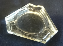 Lade das Bild in den Galerie-Viewer, 2er Set KLEINE ASCHENBECHER - Hartglas, Klarer & Grüner Geometrische Dreieckige Kantige Form Dekor