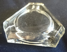 Lade das Bild in den Galerie-Viewer, 2er Set KLEINE ASCHENBECHER - Hartglas, Klarer & Grüner Geometrische Dreieckige Kantige Form Dekor