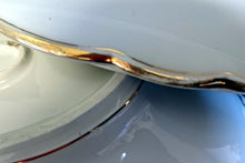 Lade das Bild in den Galerie-Viewer, BEILAGENSCHÜSSEL MIT DECKEL - Porzellan, Goldrand Gewölbter Relief Rand Motiv Dekor (BC)