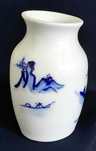 Lade das Bild in den Galerie-Viewer, KLEINE BLUMENVASE - Porzellan, Gebirge Berge Landschaft Haus Baum Bäume Motiv Dekor