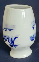 Lade das Bild in den Galerie-Viewer, KLEINE BLUMENVASE - Porzellan, Gebirge Berge Landschaft Haus Baum Bäume Motiv Dekor