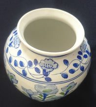 Lade das Bild in den Galerie-Viewer, BLUMENVASE - Porzellan, Doppelte Linien Streifen Flora Blumenblüten Pflanzen Ranken Motiv Dekor