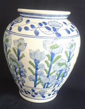 Lade das Bild in den Galerie-Viewer, BLUMENVASE - Porzellan, Doppelte Linien Streifen Flora Blumenblüten Pflanzen Ranken Motiv Dekor