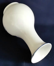 Lade das Bild in den Galerie-Viewer, KLEINE BLUMENVASE - Porzellan, Linien Rand Flora Blumen Blüten Blatt Blätter Motiv Dekor