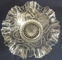 Lade das Bild in den Galerie-Viewer, DEKORATIONSSCHALE - Hartglas, Karo Sonnenstern Abstrakt Linien Gefalteter Geschwungener Rüschen Randform Motiv Dekor (nBC)