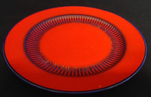 Lade das Bild in den Galerie-Viewer, 2er Set DESSERTTELLER "Toscana" - Porzellan, Linien Striche Reihen Dekorrand Motiv