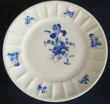 Lade das Bild in den Galerie-Viewer, 4er Set 3er TEEGEDECKE - Porzellan, Flora Rosenblumen Blüten Blatt Blätter Linien Relief Motiv Dekor