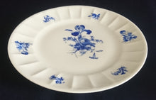 Lade das Bild in den Galerie-Viewer, 2er Set DESSERTTELLER - Porzellan, Flora Rosenblumen Blüten Blatt Blätter Linien Relief Motiv Dekor