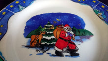 Lade das Bild in den Galerie-Viewer, 2er Set DESSERTTELLER - Porzellan, Rentier Weihnachtsmann Stern Mond Tannenbaum Bäume Motiv Dekor (BC)