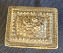 Lade das Bild in den Galerie-Viewer, KLEINES AUFBEWAHRUNGSDÖSCHEN - Metall, Schatztruhen Ornament Relief Motiv Dekor