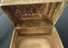 Lade das Bild in den Galerie-Viewer, KLEINES AUFBEWAHRUNGSDÖSCHEN - Metall, Schatztruhen Ornament Relief Motiv Dekor
