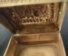 Lade das Bild in den Galerie-Viewer, KLEINES AUFBEWAHRUNGSDÖSCHEN - Metall, Schatztruhen Ornament Relief Motiv Dekor