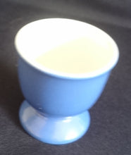 Lade das Bild in den Galerie-Viewer, 2er Set EIERBECHER - Porzellan, Zweifärbiges Farben Motiv Dekor (BC)