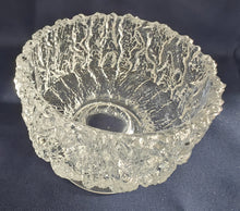 Lade das Bild in den Galerie-Viewer, EISDESSERT BECHER - Kristallglas, Eiskristalle Gefrorener Schnee Relief Motiv Dekor