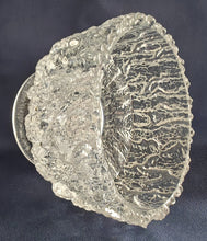 Lade das Bild in den Galerie-Viewer, EISDESSERT BECHER - Kristallglas, Eiskristalle Gefrorener Schnee Relief Motiv Dekor