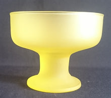 Lade das Bild in den Galerie-Viewer, 2er Set EISBECHER ~SCHALEN - Hartglas, Partyfarbende Moderne Einfärbiges Motiv Dekor (Gelb)