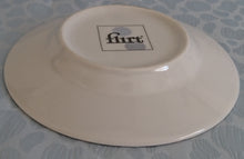 Lade das Bild in den Galerie-Viewer, 2er Set ESPRESSO UNTERTASSEN "Flirt" - Porzellan, Goldene Groß Klein YourEspresso Aufschrift Breiter Rand Motiv Dekor