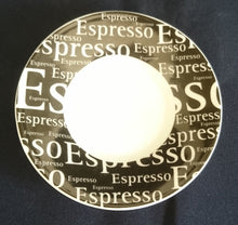 Lade das Bild in den Galerie-Viewer, 2er Set ESPRESSO UNTERTASSEN - Porzellan, Große Kleine Espresso Aufschrift Breiter Rand Motiv Dekor