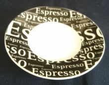 Lade das Bild in den Galerie-Viewer, 2er Set ESPRESSO UNTERTASSEN - Porzellan, Große Kleine Espresso Aufschrift Breiter Rand Motiv Dekor