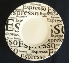 Lade das Bild in den Galerie-Viewer, 2er Set ESPRESSO UNTERTASSEN - Porzellan, Große Kleine Espresso Aufschrift Breiter Rand Motiv Dekor