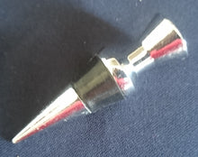 Lade das Bild in den Galerie-Viewer, FLASCHENVERSCHLUSS - Edelstahl & Silikon, Moderne Keilförmige Form Dreieck Motiv Dekor