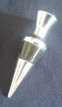 Lade das Bild in den Galerie-Viewer, FLASCHENVERSCHLUSS - Edelstahl & Silikon, Moderne Keilförmige Form Dreieck Motiv Dekor