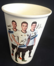 Lade das Bild in den Galerie-Viewer, GETRÄNKEBECHER "Europa Meisterschaft 2016" - Porzellan, Fußballspieler Sturm Kruse Götze Gomez Aufschrift Motiv Dekor