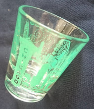 Lade das Bild in den Galerie-Viewer, 4er Set SHOT KURZE SCHNAPS- GETRÄNKEGLÄSER - Hartglas, USA Chicago City Metropole Stadt Aufschrift Motiv Dekor