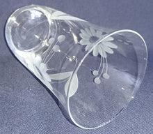 Lade das Bild in den Galerie-Viewer, GETRÄNKEGLAS - Hartglas, Geschliffen Flora Blumenblüten Blatt Blätter Pflanzen Motiv Dekor