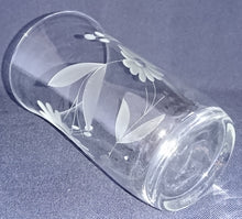 Lade das Bild in den Galerie-Viewer, GETRÄNKEGLAS - Hartglas, Geschliffen Flora Blumenblüten Blatt Blätter Pflanzen Motiv Dekor