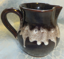 Lade das Bild in den Galerie-Viewer, GETRÄNKEKRUG - Keramik / Steingut, Abstrakter Schaum Blasen Motiv Dekor