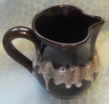 Lade das Bild in den Galerie-Viewer, GETRÄNKEKRUG - Keramik / Steingut, Abstrakter Schaum Blasen Motiv Dekor